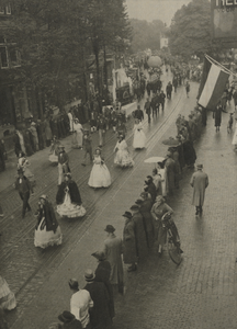 300269 Afbeelding van enkele deelnemers aan de historische verkeersoptocht ter gelegenheid van de viering van het ...